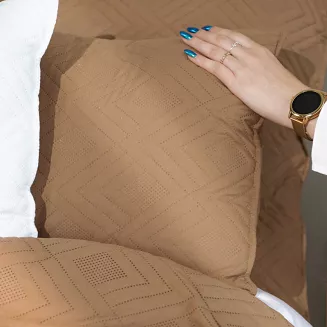 Poszewka dekoracyjna AVILA 40x40 pikowana geometryczny wzór brązowa