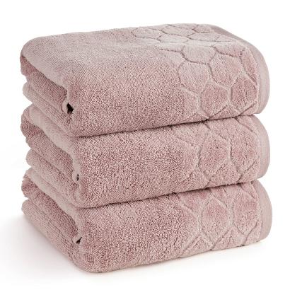 Ręcznik bawełniany LUMIA 70x140 Eurofirany pudrowy z welurową bordiurą w geometryczny wzór