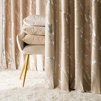 Zasłona gotowa na przelotkach MARMA 140x250 ciemnobeżowa ze srebrnym nadrukiem