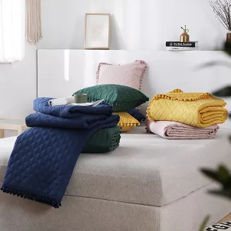 Poszewka dekoracyjna POMPOO 50x70 musztardowa z pomponami