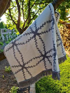 Koc bawełniano-akrylowy 150x200 białe szare industrialne kwiaty