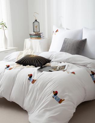 Pościel z mikrofibry CUTY JAMNIKI 140x200 biała w haftowane Pieski Jamniki