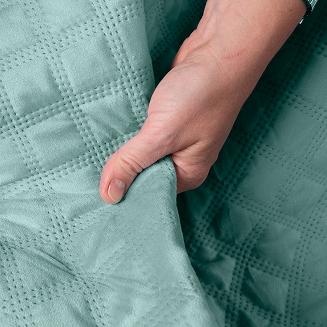 Narzuta dekoracyjna VELVI 170x210 pikowana w geometryczny wzór miętowa