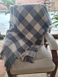 Koc wełniany z frędzlami 150x200 wełna nowozelandzka krata szachownica grafitowa ekri szara