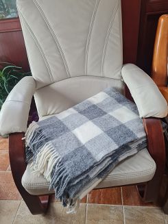 Koc wełniany z frędzlami 150x200 wełna nowozelandzka krata szachownica grafitowa ekri szara