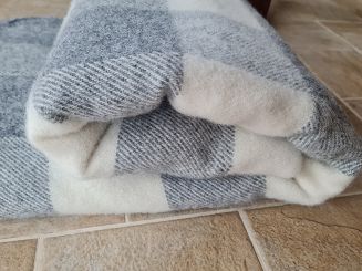 Koc wełniany z frędzlami 150x200 wełna nowozelandzka krata szachownica grafitowa ekri szara