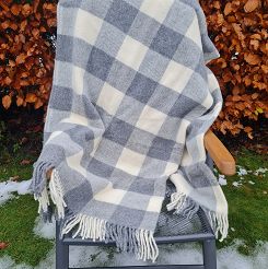 Koc wełniany z frędzlami 150x200 wełna nowozelandzka krata szachownica grafitowa ekri szara