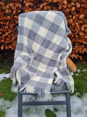 Koc wełniany z frędzlami 150x200 wełna nowozelandzka krata szachownica grafitowa ekri szara