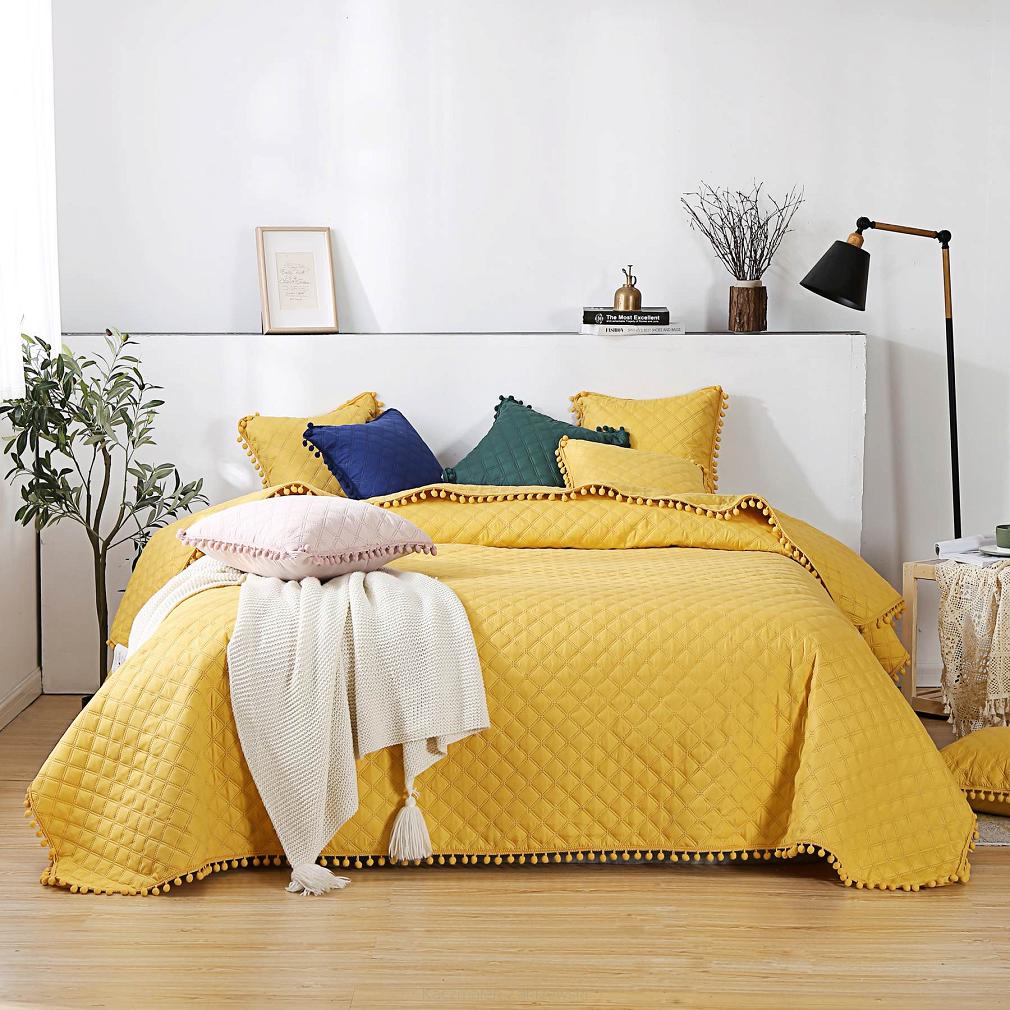 Narzuta dekoracyjna POMPOO 200x220 pikowana z pomponami musztardowa