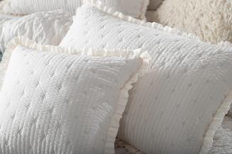 Narzuta dekoracyjna karbowana struktura Amour 140x200 biała z falbanką i pikowaniem