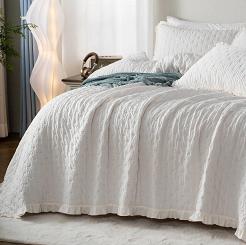 Narzuta dekoracyjna karbowana struktura Amour 140x200 biała z falbanką i pikowaniem