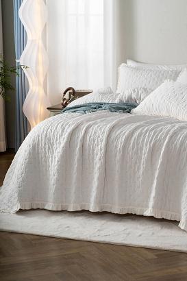 Narzuta dekoracyjna karbowana struktura Amour 140x200 biała z falbanką i pikowaniem