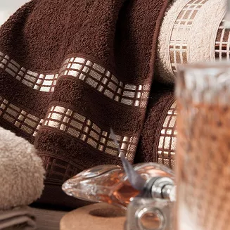 Ręcznik bawełniany LUXURY 50x90 brązowy z bordiurą w geometryczne pasy