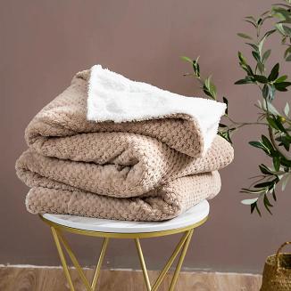 Koc narzuta Sherpa 150x200 taupe biały dwustronny baranek
