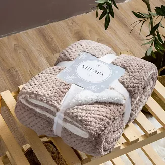 Koc narzuta Sherpa 150x200 taupe biały dwustronny baranek
