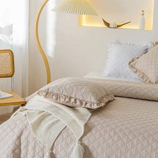 Narzuta dekoracyjna RUFFY 240x260 pikowana z falbanką beżowa