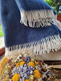 Koc wełniany 100% wełna jednobarwny z frędzlami granatowy