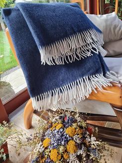 Koc wełniany 100% wełna jednobarwny z frędzlami granatowy
