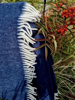 Koc wełniany 100% wełna jednobarwny z frędzlami granatowy