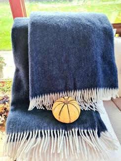 Koc wełniany 100% wełna jednobarwny z frędzlami granatowy
