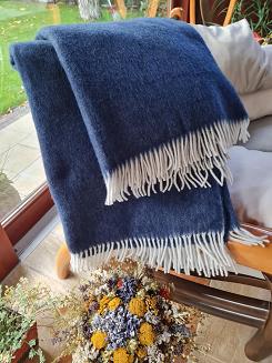 Koc wełniany 100% wełna jednobarwny z frędzlami granatowy