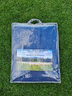 Koc wełniany 100% wełna jednobarwny z frędzlami granatowy