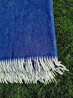 Koc wełniany 100% wełna jednobarwny z frędzlami granatowy