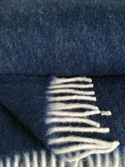 Koc wełniany 100% wełna jednobarwny z frędzlami granatowy