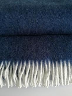 Koc wełniany 100% wełna jednobarwny z frędzlami granatowy