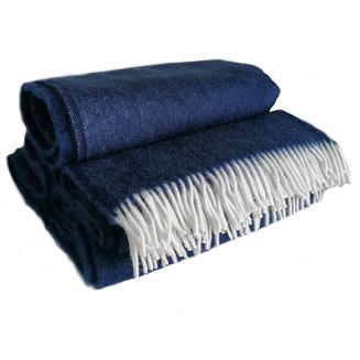 Koc wełniany 100% wełna jednobarwny z frędzlami granatowy