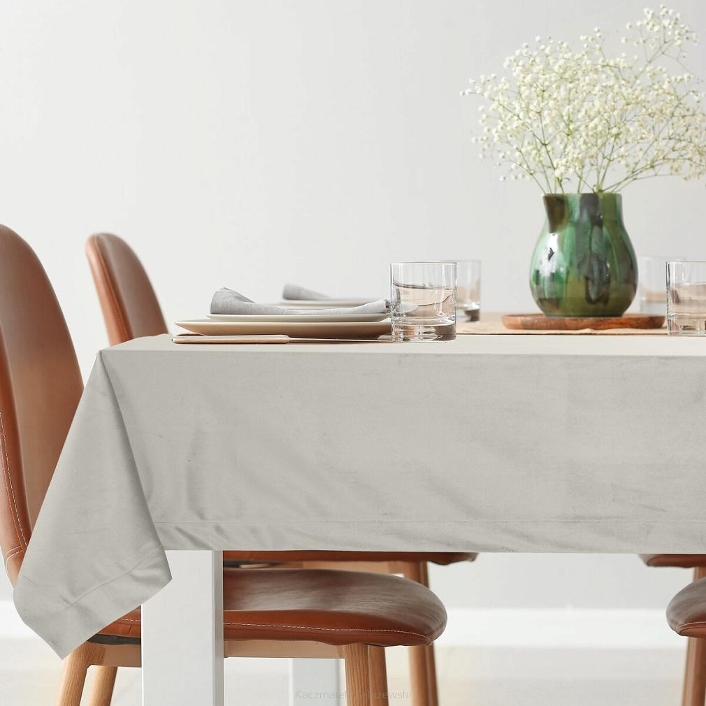 Obrus dekoracyjny MELINDA 140x180 z welwetu srebrny z ozdobną listwą