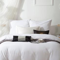 Pościel Queen 220x200 biała ze złotą lamówką bizą
