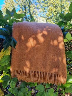 Koc wełniany jednobarwny 155x205 cynamonowy z ciemnymi frędzlami