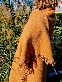 Koc wełniany jednobarwny 155x205 cynamonowy z ciemnymi frędzlami