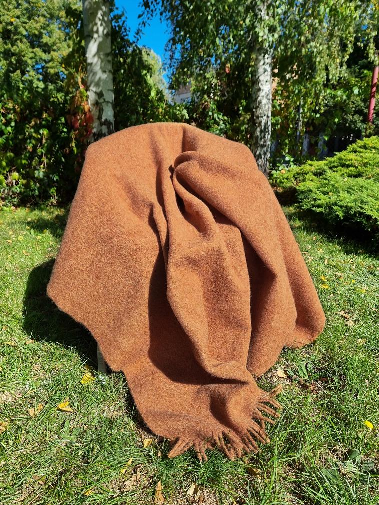 Koc wełniany jednobarwny 155x205 cynamonowy z ciemnymi frędzlami