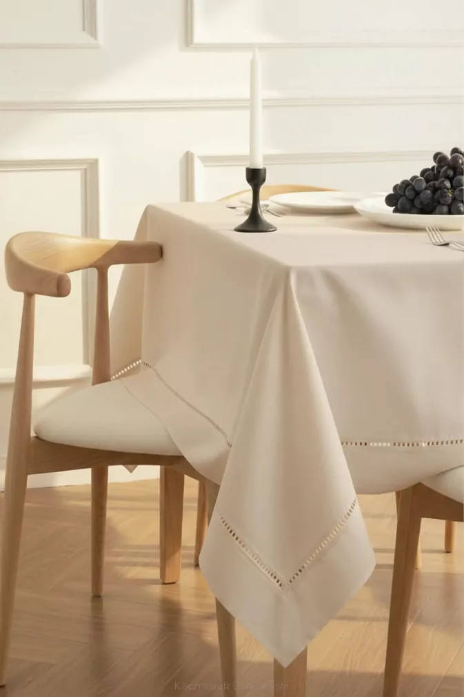 Beżowy Obrus z Mereżką 140x350 CLASSY
