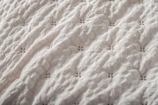 Narzuta dekoracyjna karbowana struktura Amour 140x200 kaszmirowa z falbanką i pikowaniem