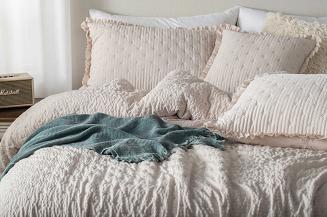 Narzuta dekoracyjna karbowana struktura Amour 140x200 kaszmirowa z falbanką i pikowaniem