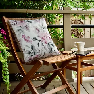 Poszewka dekoracyjna wodoodporna GARDEN 45x45 Eurofirany biała subtelny nadruk kwiatowy z frędzlami