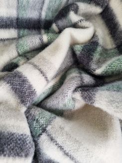 Koc wełniany z frędzlami 155x205 mała krata kremowy grafitowy butelkowy