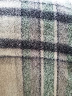 Koc wełniany z frędzlami 155x205 mała krata kremowy grafitowy butelkowy