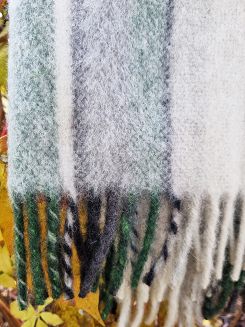 Koc wełniany z frędzlami 155x205 mała krata kremowy grafitowy butelkowy