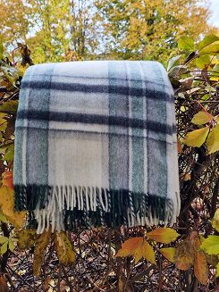 Koc wełniany z frędzlami 155x205 mała krata kremowy grafitowy butelkowy