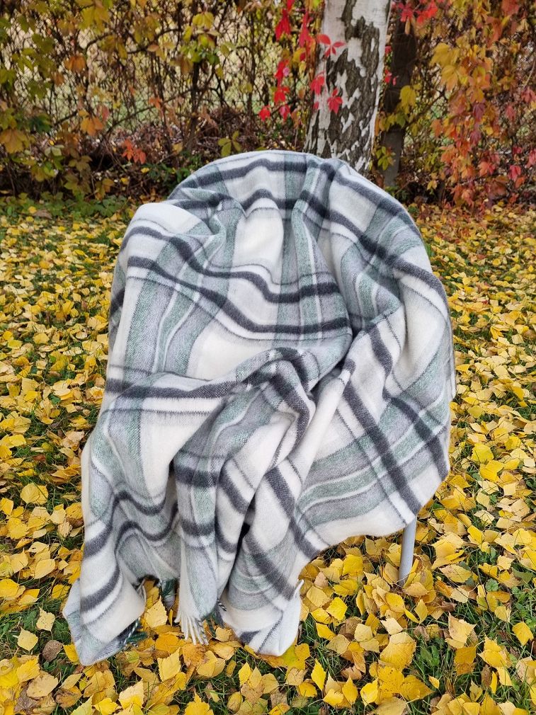 Koc wełniany z frędzlami 155x205 mała krata kremowy grafitowy butelkowy