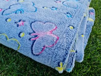 Koc świecący w ciemności 150x200 fluorescencyjny kolorowe motyle niebieski