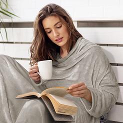 Koc narzuta BINGIE 150x180 beżowy z rękawami TV