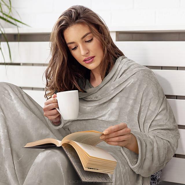 Koc narzuta BINGIE 150x180 beżowy z rękawami TV