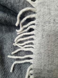 Koc wełniany jagnięcy z jasnymi frędzlami 150x200 dwustronny grafitowy jasnoszary