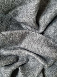 Koc wełniany jagnięcy z jasnymi frędzlami 150x200 dwustronny grafitowy jasnoszary