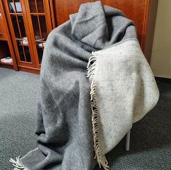 Koc wełniany jagnięcy z jasnymi frędzlami 150x200 dwustronny grafitowy jasnoszary